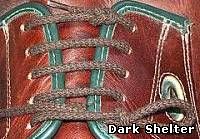 Ботинок со шнурком, завязанным одной рукой